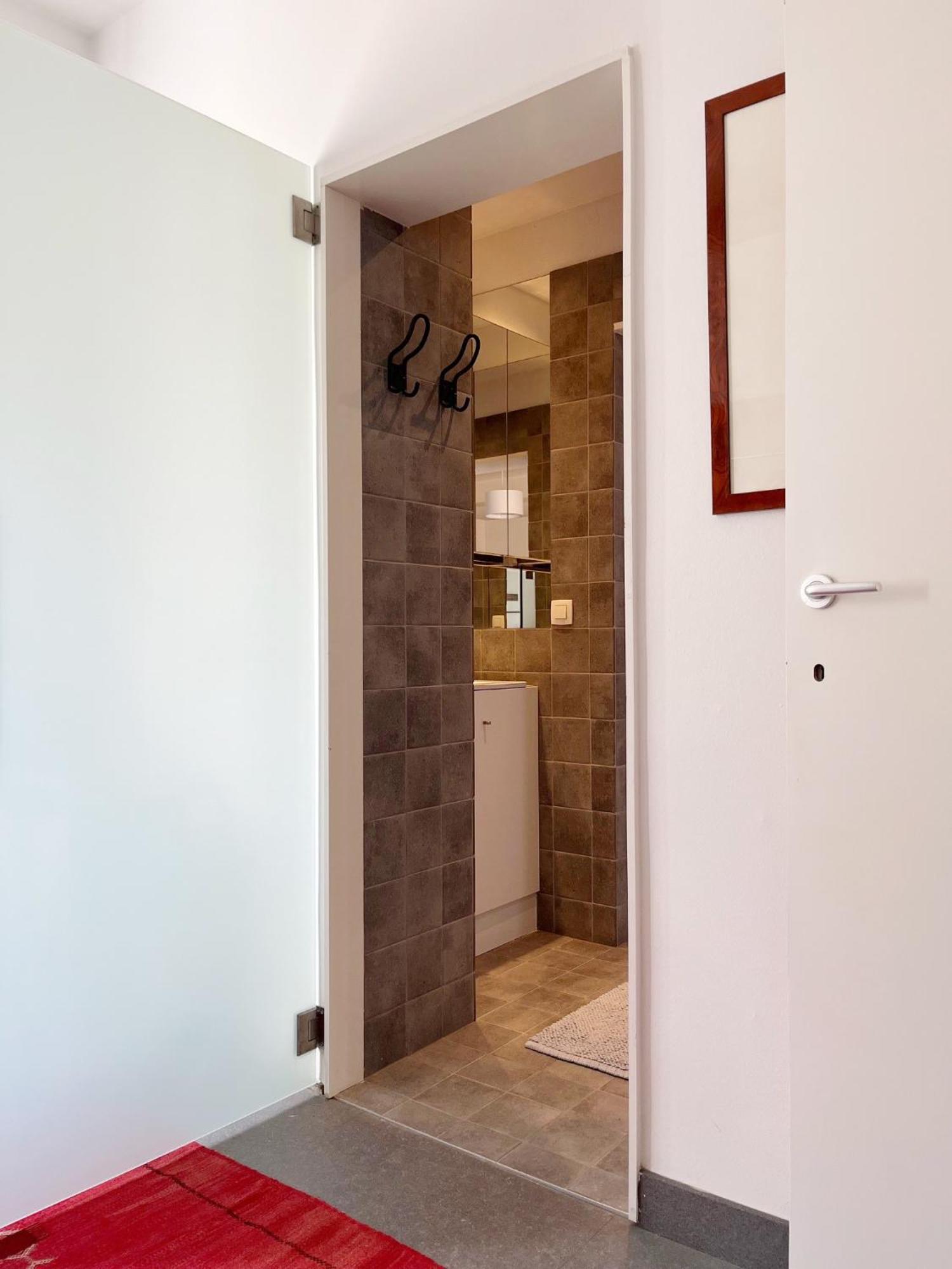 Trendy & Sunny Apartment In Гент Экстерьер фото
