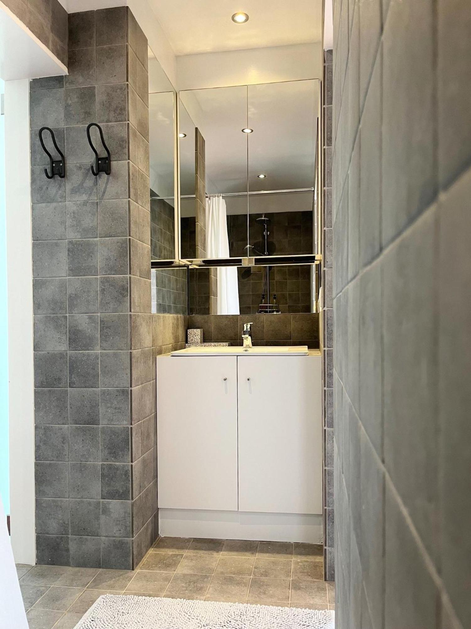 Trendy & Sunny Apartment In Гент Экстерьер фото